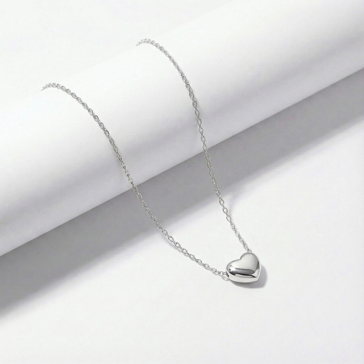 Minimal Heart Pendant Necklace